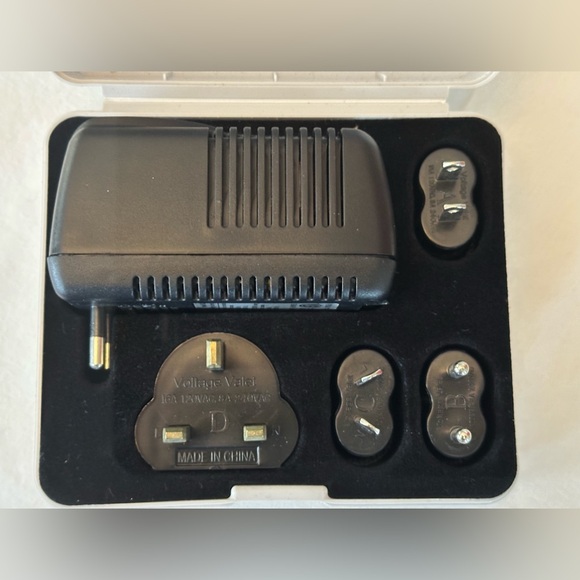 Voltage Valet Travel 50/2000 Watt Voltage Travel Electric Converter Plug Kit - Picture 5 of 8